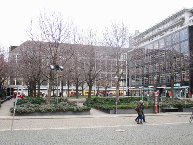 街の中心部の駐車場を地下化して地上を緑地にした例（ドイツ・ライプチヒ）