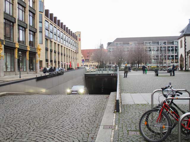 ドイツ、ライプチヒ市の地下駐車場の入り口