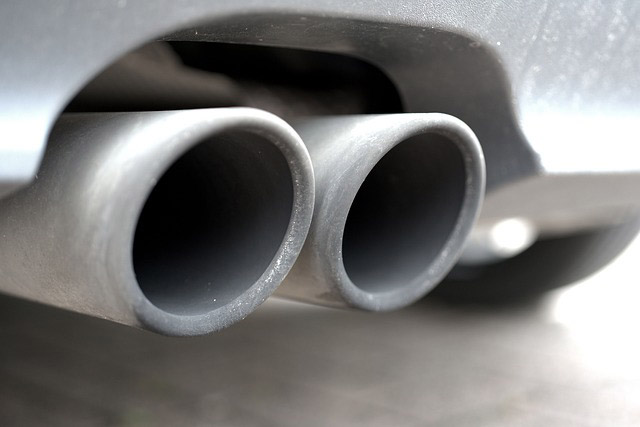 自動車の排気管のイメージ