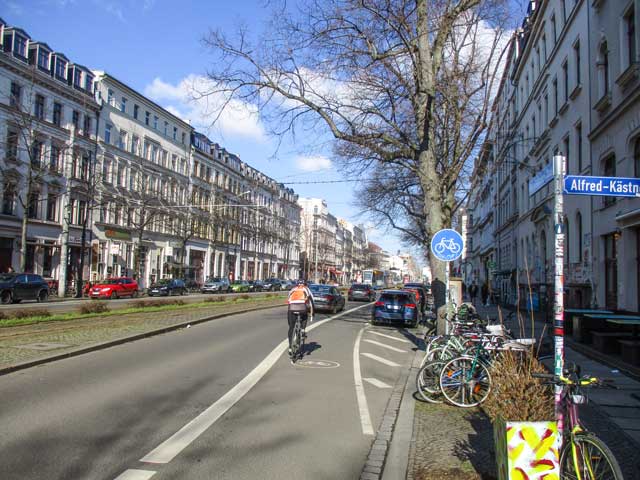 市電と自動車道と自転車道と歩道が共存する道路（ドイツ・ライプチヒ）