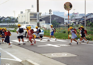 通学路を急いで渡る児童たち