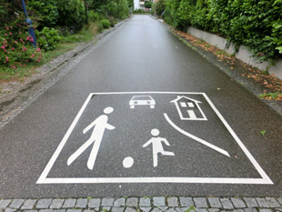 ドイツの歩行者優先エリアの標識　子どもが遊べることを記している。