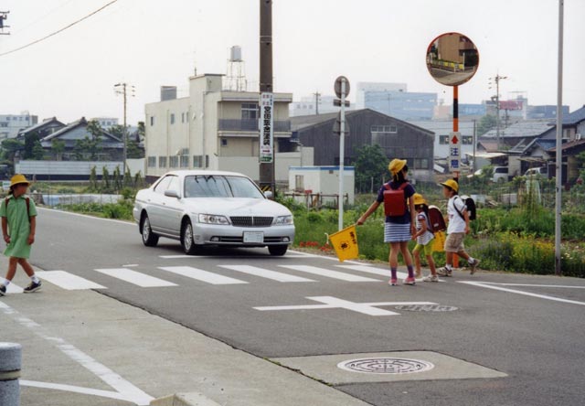 日本の信号のない横断歩道は合図をして体を張らないと車が止まらない