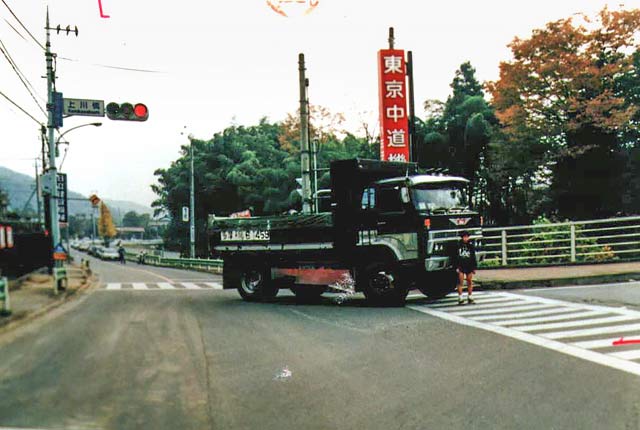 事故現場を再現した写真　上川橋交差点事故調書より（実況見分のため車両用信号は赤にしています）