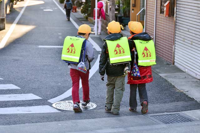 子どもが安全に渡れる交差点は、全ての国民が安全に渡れる交差点