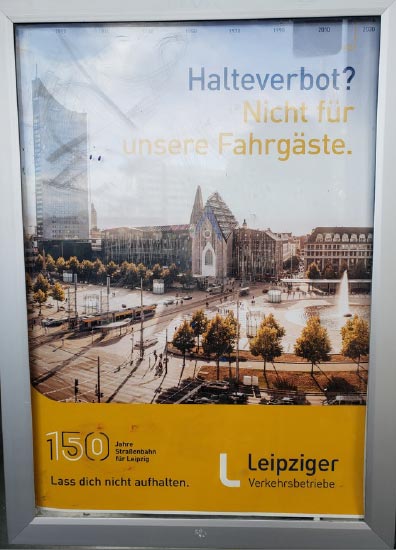 ライプツィヒの市電のポスター。「駐車禁止？ 私たちの乗客には関係ありません」と書かれ、駐車禁止が多い市中心部における便利さをアピールしている。