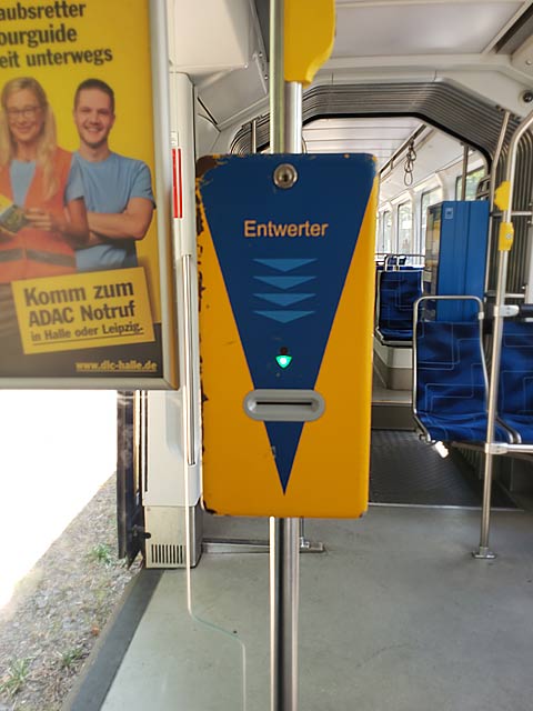 ライプツィヒ市電の車内　乗車券用の刻印機