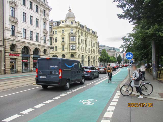 整備された自転車道。その右は歩道、車道の左は市電の通り道と、道路が平等にシェアされている。自転車道に駐車しているクルマはない。