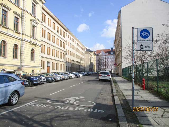自転車優先道路。標識には自転車優先道路だがオートバイやクルマも走ってよいと記されている。道路にもマークが記されている。