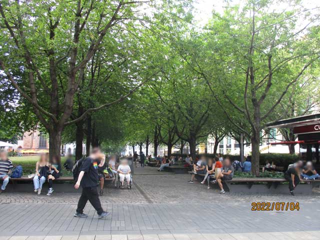 町中の緑豊かな広場では、多くの人がくつろいでいる。ここもかつては駐車場だった。