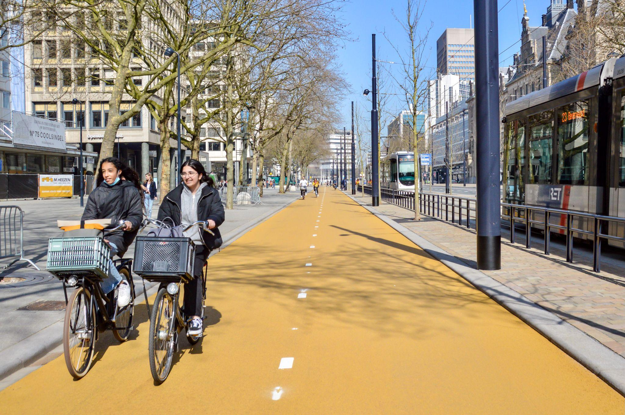 車道からも歩道からも分離されたオランダの自転車道の写真