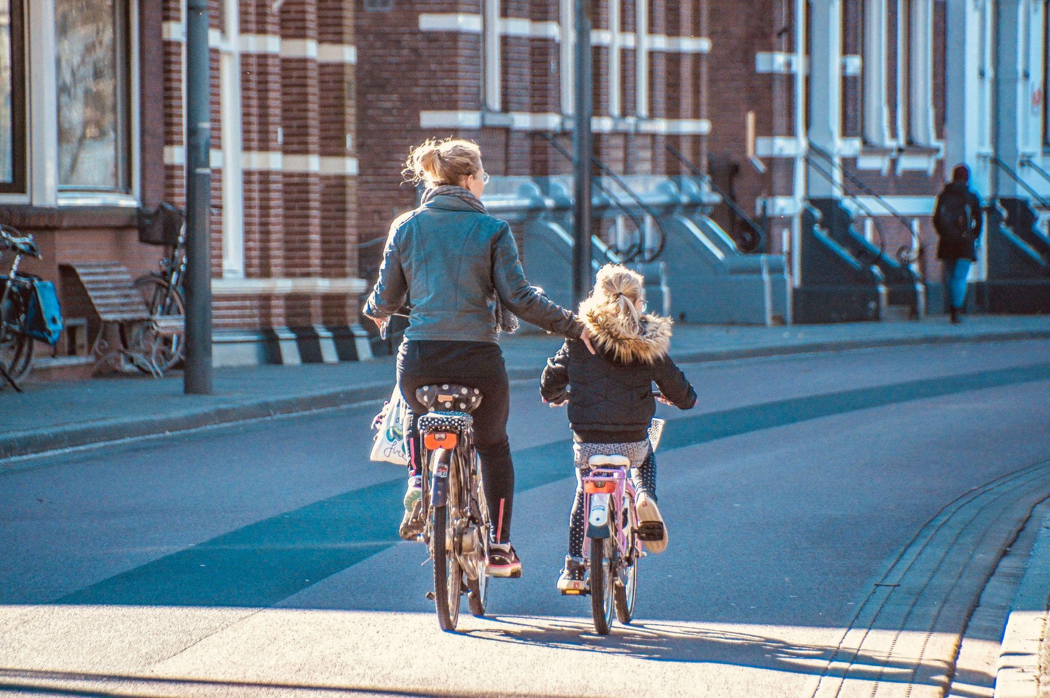 自転車道を並んで進む母と娘の2台の写真