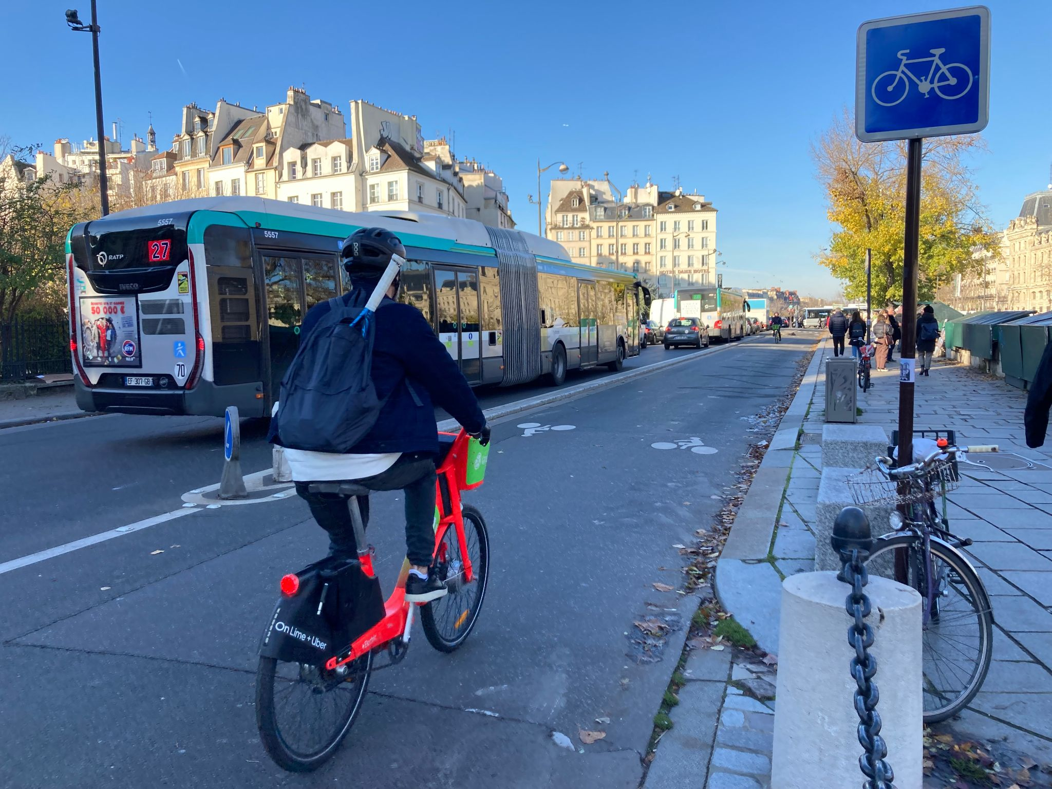 パリの幅の広い自転車専用レーンの写真