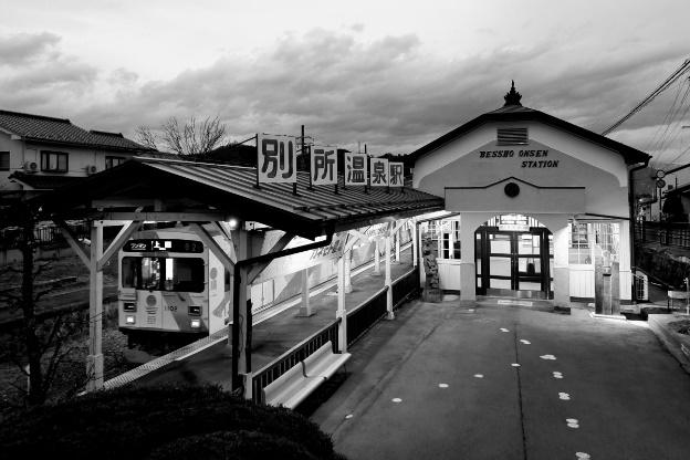 別所温泉駅と列車の写真