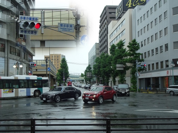 クルマが行き交う博多駅東交差点の写真です