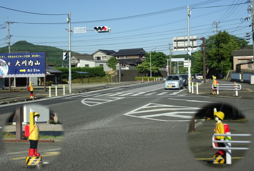 安全坊やが立つ交差点の写真です