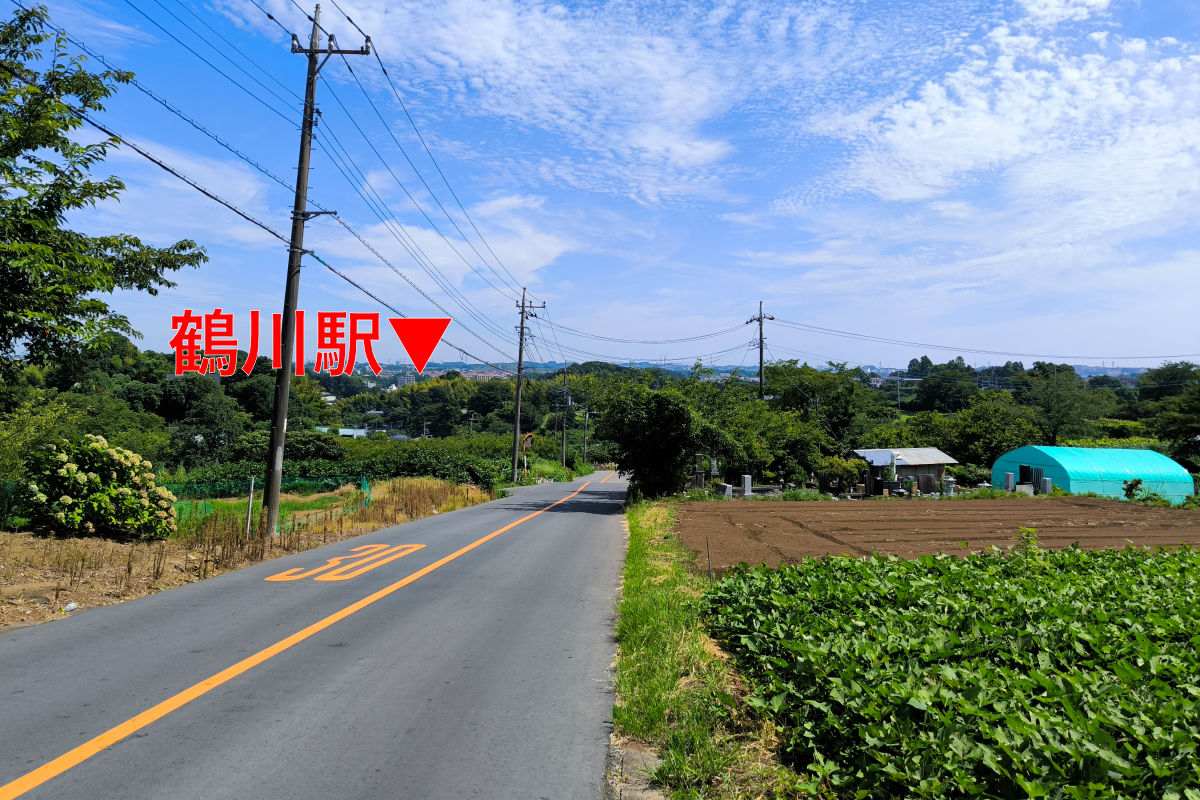 畑が広がり駅を遠く望む田園風景です