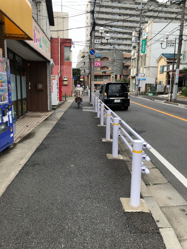 2車線の道路の歩道の写真です