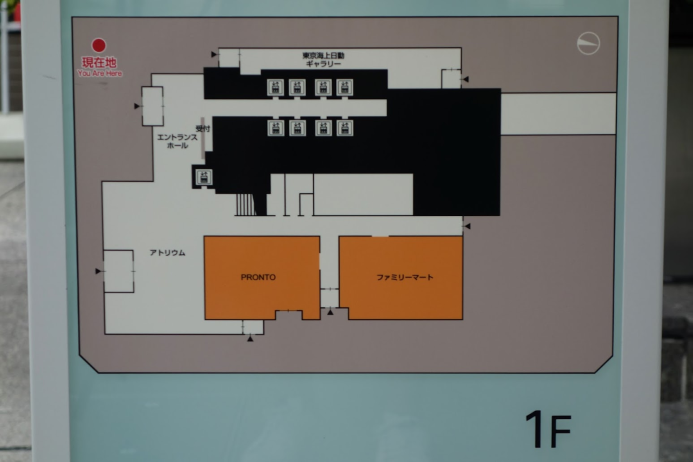 ビルの構内案内図の写真です。