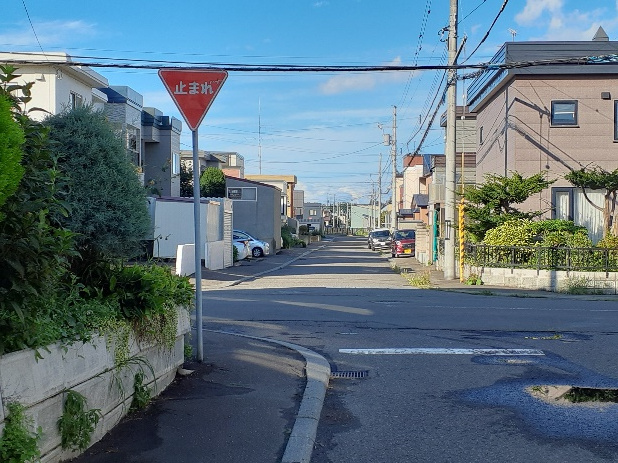 歩道の端に「止まれ」の標識が立っているところの写真です。