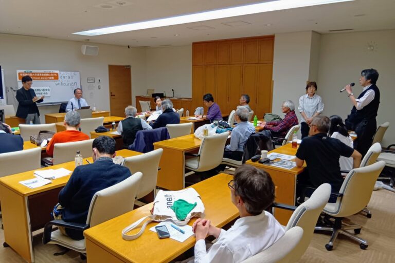講演会における質疑応答の様子の写真です。