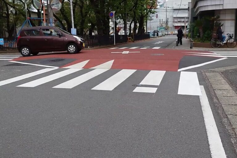 交差点ハンプの写真です。周囲の路面よりも高くなっています。