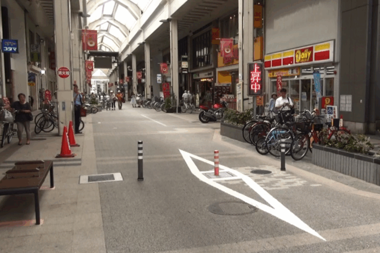 アーケードのある通りにライジングボラードがせり出してくる様子の写真です。「上昇中」と表示された電光掲示板も見えます。
