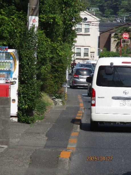 クルマが道路の左端ぎりぎりを通っているところの写真です。