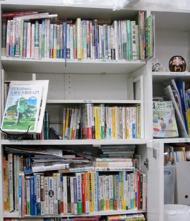 ぎっしりと本が詰まった本棚の写真です。