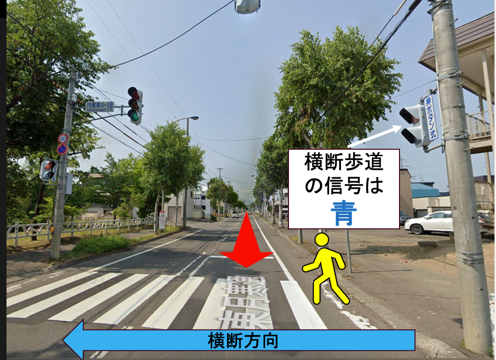 真っ直ぐな道路と信号のある横断歩道の写真です。