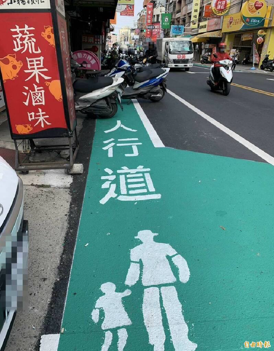 台湾の街中にある線で区分された歩道の写真です。
