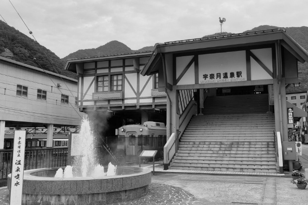 ヨーロッパの田園風の駅舎の前に噴水があります。