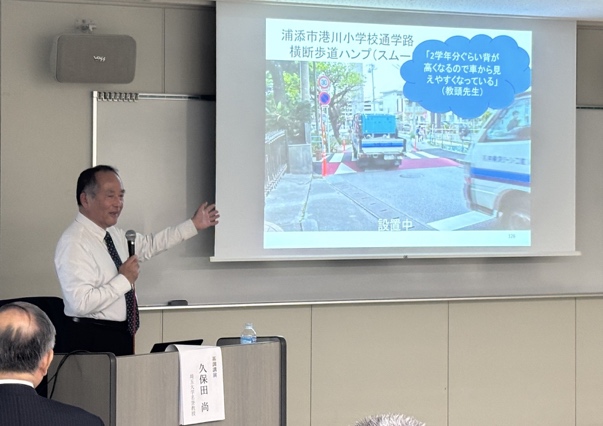 スライドを示しながら講演する久保田教授